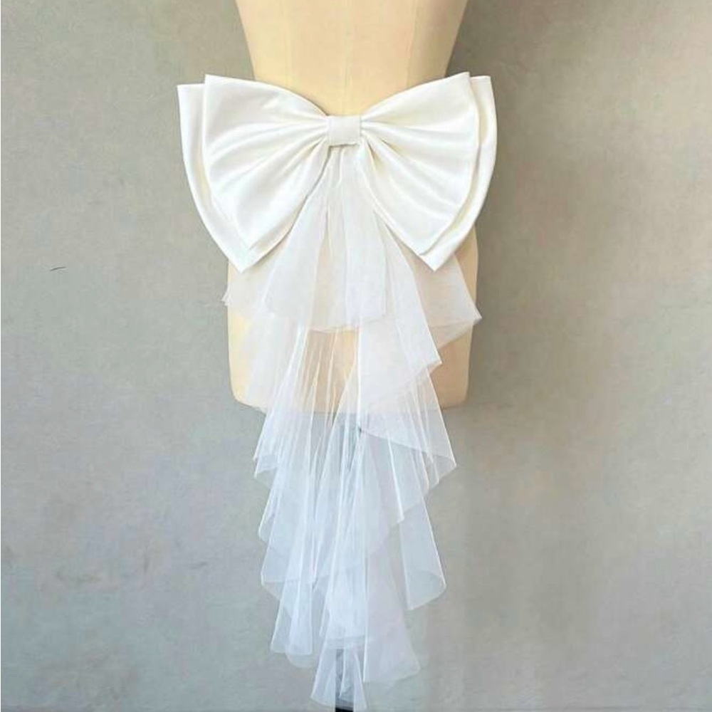 White attachable bow, never worn